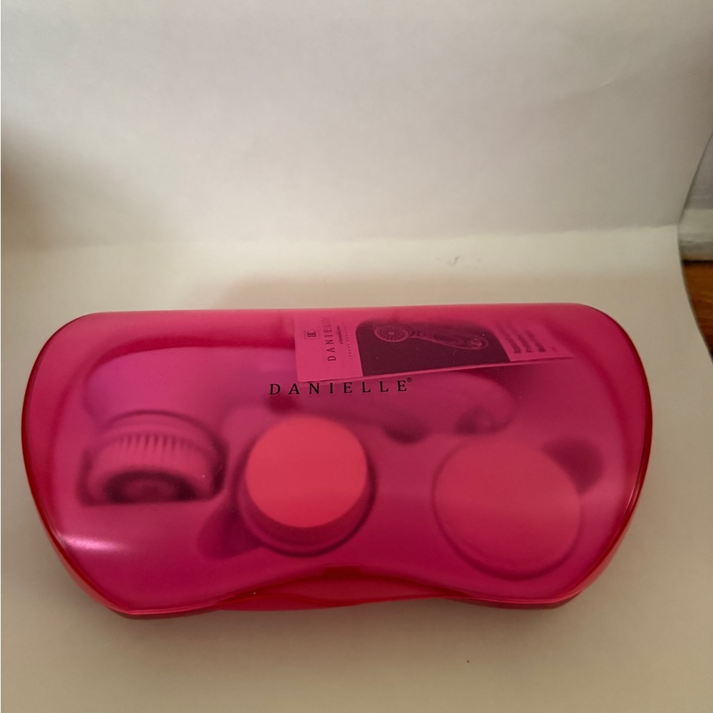 Electric facial cleansing brush